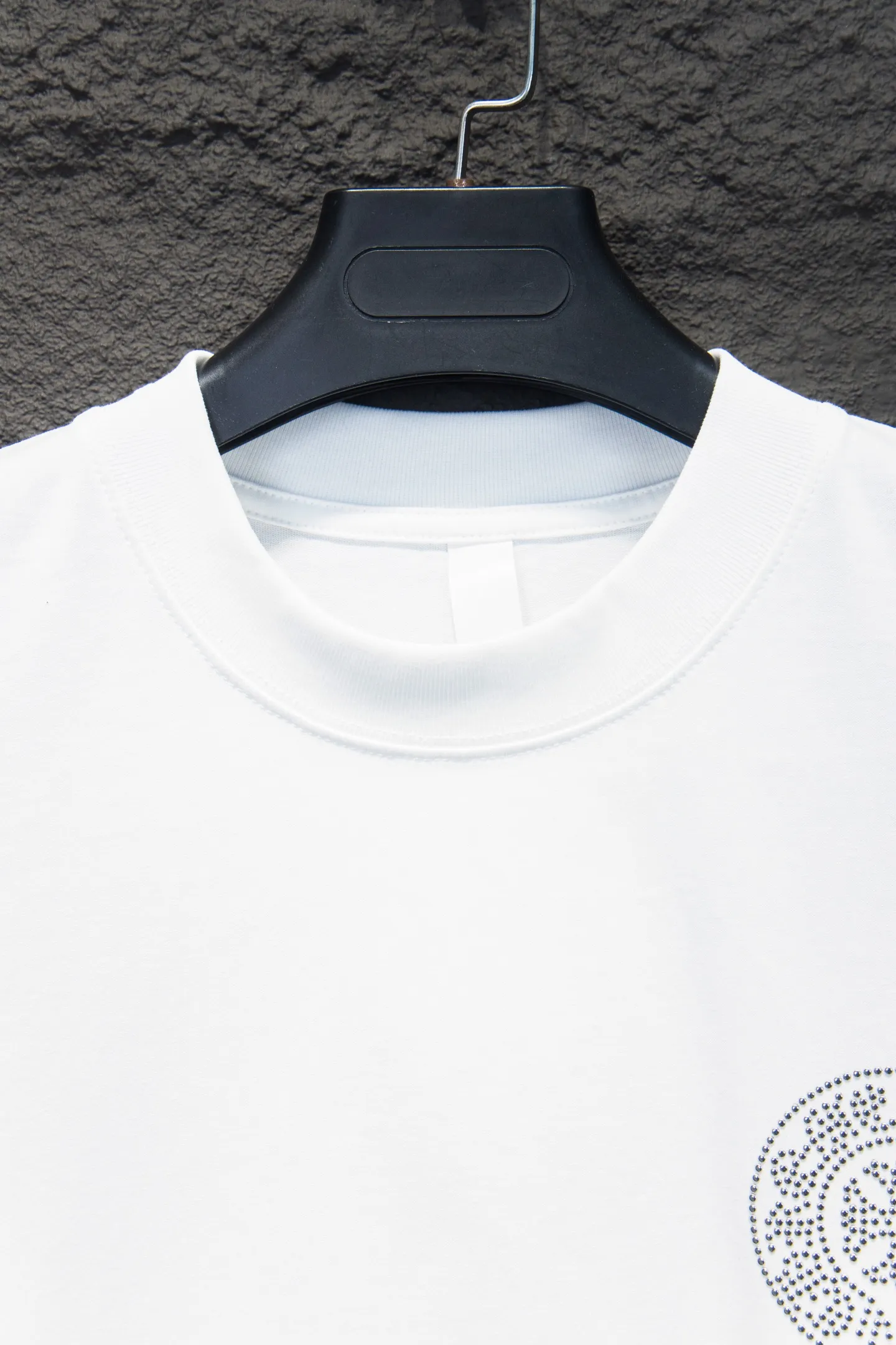 P170 🆕Chrome hearts 25ss os version is really charming and Chrome Hearts is really a must-have. Every season's new version is made to the extreme. It is very practical and can be worn casually. Nice✔️ - ⚠️100% cotton. It is made of 32-count double yarn, 260-gram weight fabric and imported knitted needle carded cotton. It has moderate thickness, drape and contour, and the upper body is comfortable! ! It is very tolerant to fat body types and can instantly lose five pounds after wearing it!  Specially ordered many Austrian hot diamonds, which have the bling bling effect of natural crystals under the light, with multi-faceted reflective points, and the production cost is extremely high. The laser molding includes a computer engraving machine and a laser machine, which are accurate in units of particles. Finally, it is hot and set at high temperature. After the hot ironing, the firmness needs to be tested repeatedly on the hot stamping. It can show colorful reflections under the light. The collar webbing extends to the shoulder for reinforcement, and the stitching at the connection point. The hem and cuffs are all made of 0.2mm stitch double-thread stitching. They are carefully produced at a high cost. The attitude of making goods with a magnifying glass restores the quality and effect of the product. The full set of customized accessories only presents every detail to the customer. Printing with film printing, 50,000 positioning, which is very time-consuming. The addition of handmade elements to the body greatly increases the interest of the clothing; unique visual effects. After special treatment, a unique effect is formed. An irregular hem is added to the version. This year's Kroxin is the main version. In the past two years, the oversize version has become the focus of the trend and has been a popular staple in the past two years. The change of designers has made this brand an instant hit. The progressive fashion of the times also needs the blood impact of fresh elements and trendy designs in order to continue its glory! It’s stylish both inside and outside, a must-have for high street travel! An absolute "eye-catching style" that can match couples 💏 Color: washed black and white Size: S M L XL